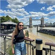 Profesora chilena de Castellano, Literatura y redacción. Licenciada en Lingüística y Literatura Hispánica.